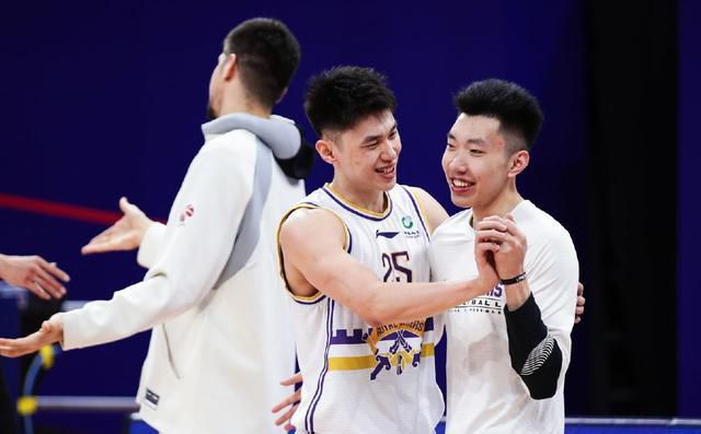 杰伦-布朗23投14中得到30分9板2帽拼到6犯离场今日NBA季中锦标赛，凯尔特人112-122不敌步行者。